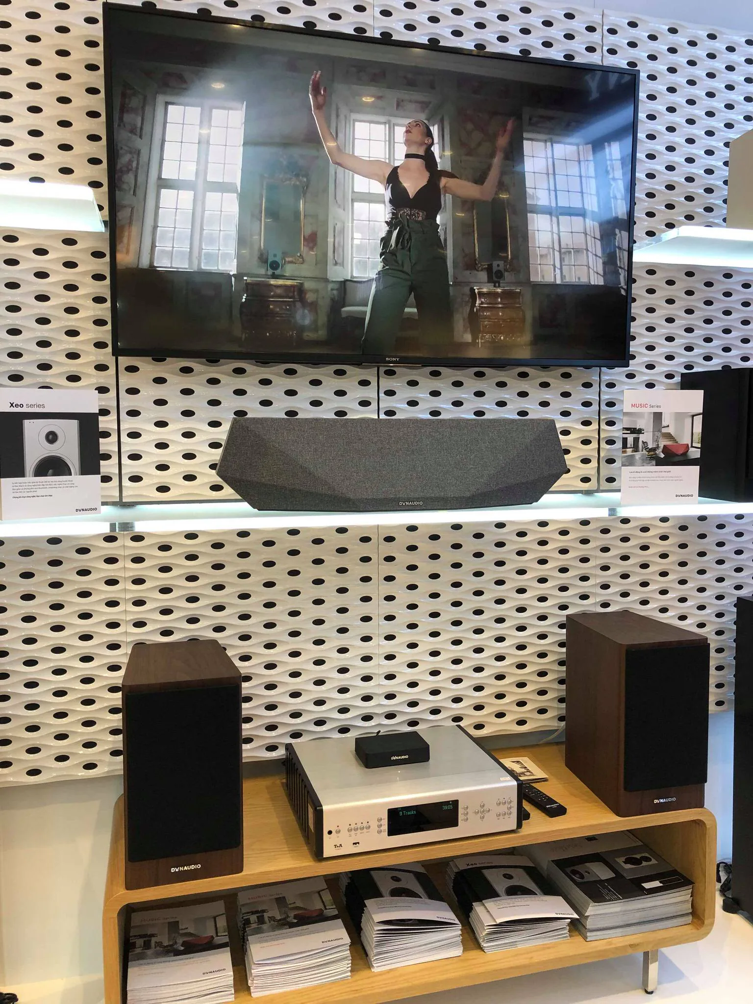 Khai trương Mai Nguyen Flagship Store: Trung tâm công nghệ di động nghe nhìn và dịch vụ tất cả trong một