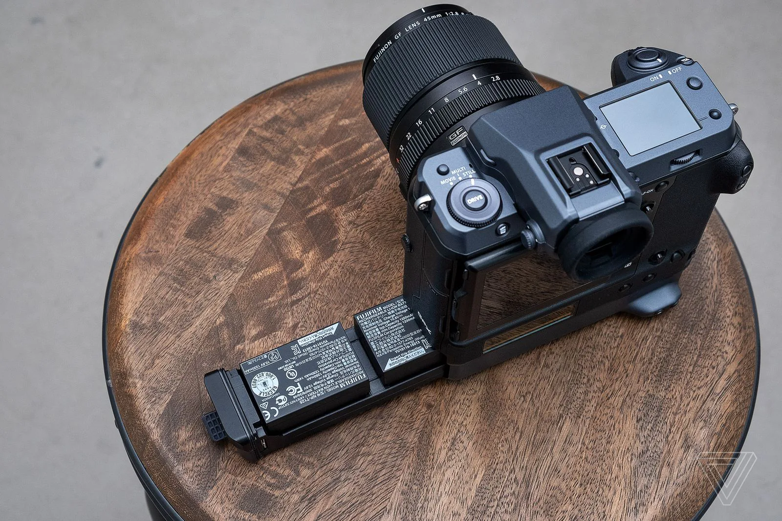 Fujifilm ra mắt máy ảnh GFX 100 với thiết kế hầm hố, cảm biến Medium Format 100MP, giá chỉ 9,999 USD