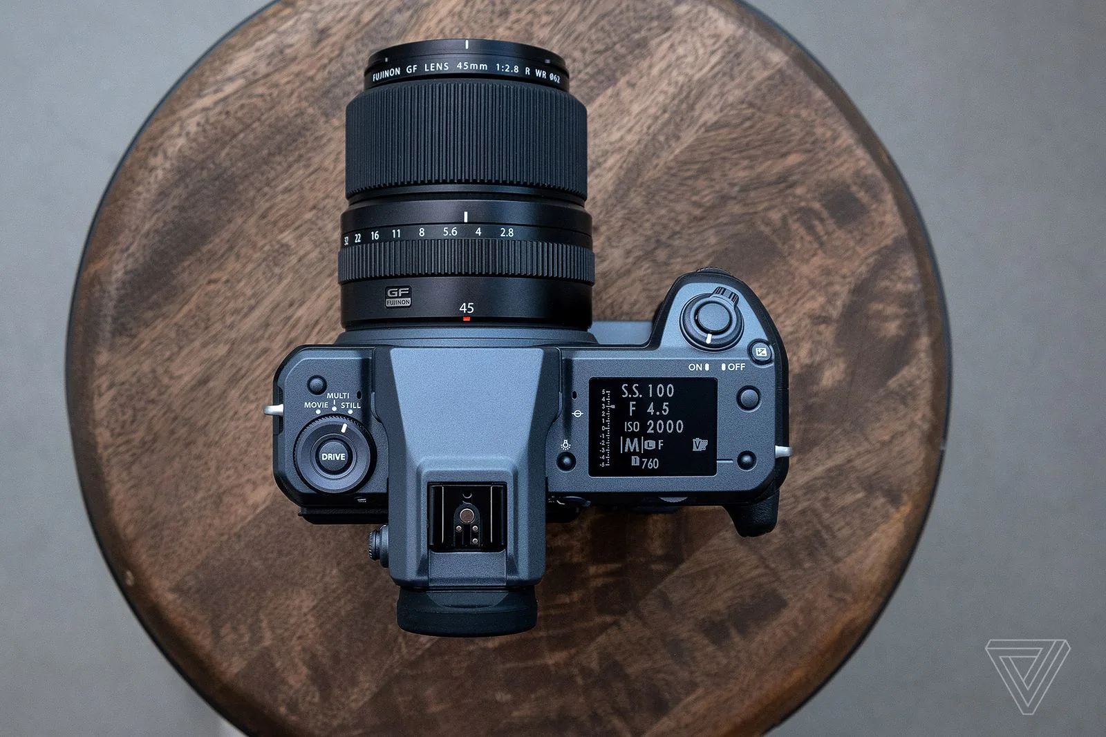 Fujifilm ra mắt máy ảnh GFX 100 với thiết kế hầm hố, cảm biến Medium Format 100MP, giá chỉ 9,999 USD
