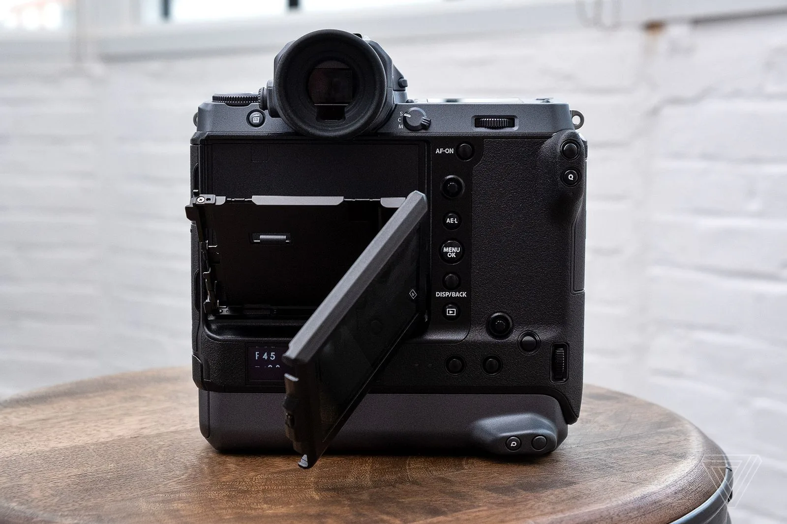 Fujifilm ra mắt máy ảnh GFX 100 với thiết kế hầm hố, cảm biến Medium Format 100MP, giá chỉ 9,999 USD