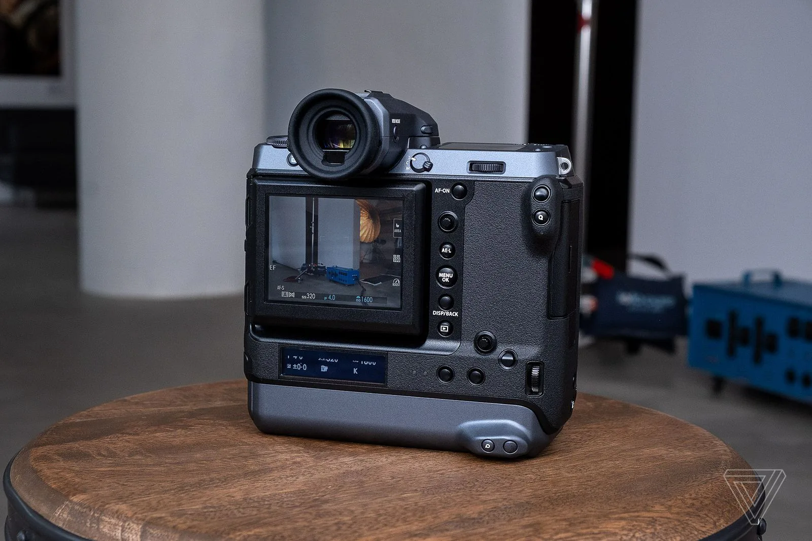 Fujifilm ra mắt máy ảnh GFX 100 với thiết kế hầm hố, cảm biến Medium Format 100MP, giá chỉ 9,999 USD