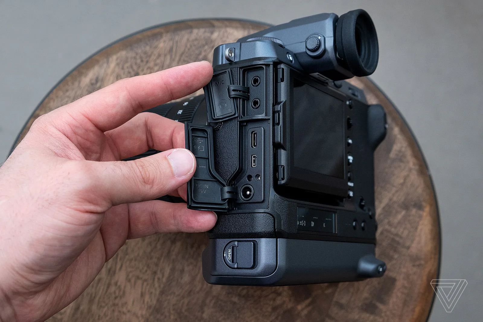 Fujifilm ra mắt máy ảnh GFX 100 với thiết kế hầm hố, cảm biến Medium Format 100MP, giá chỉ 9,999 USD