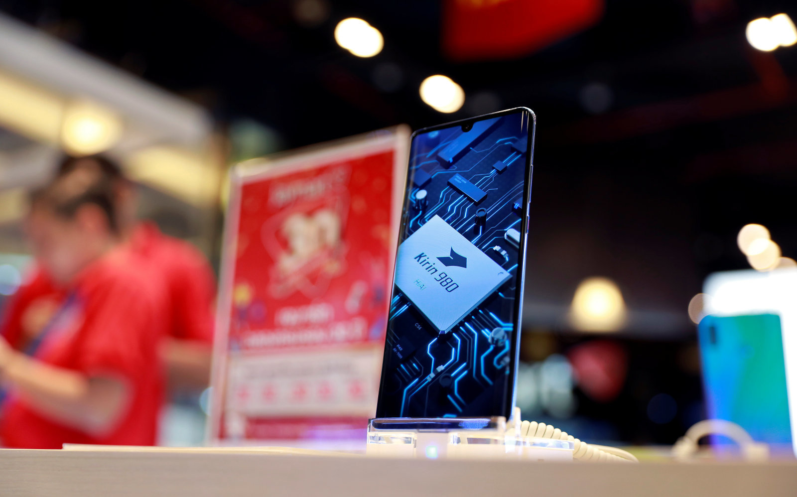 ARM bất ngờ “đình chỉ kinh doanh” với Huawei
