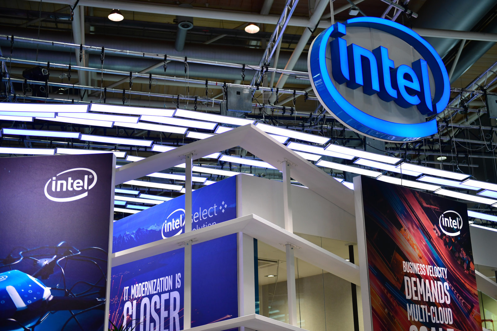 Intel đối mặt với vụ kiện vì sự chậm trễ ra mắt của những con chip 7nm