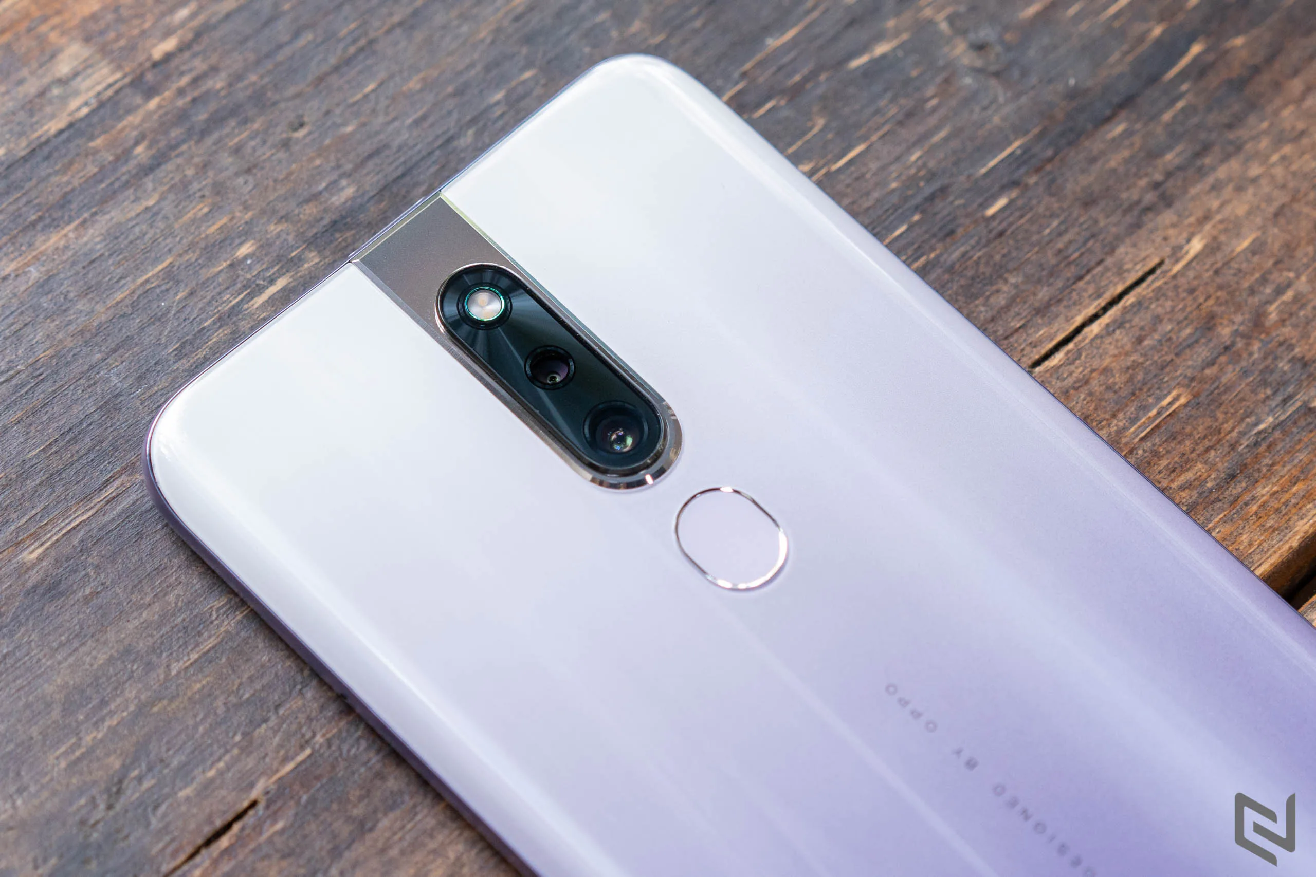 Cận cảnh OPPO F11 Pro màu Xám Tinh Vân vừa lên kệ thị trường Việt