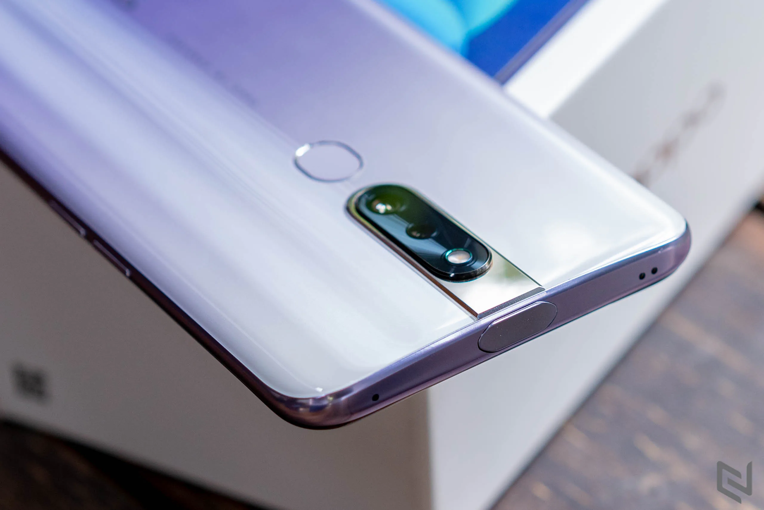 Cận cảnh OPPO F11 Pro màu Xám Tinh Vân vừa lên kệ thị trường Việt
