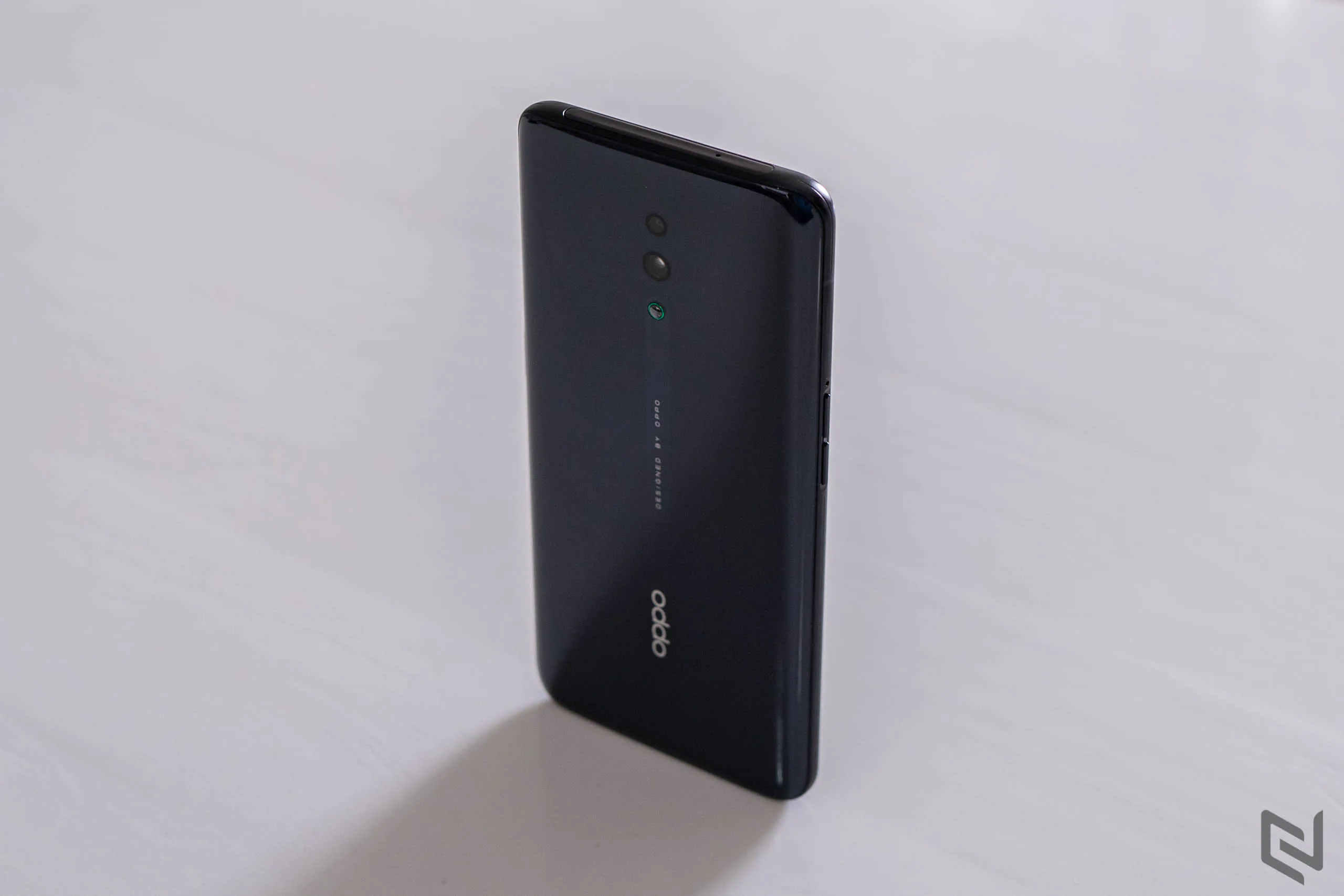 Mở hộp OPPO Reno: đẹp từ hộp bên ngoài đến máy bên trong, camera selfie vây cá độc nhất vô nhị
