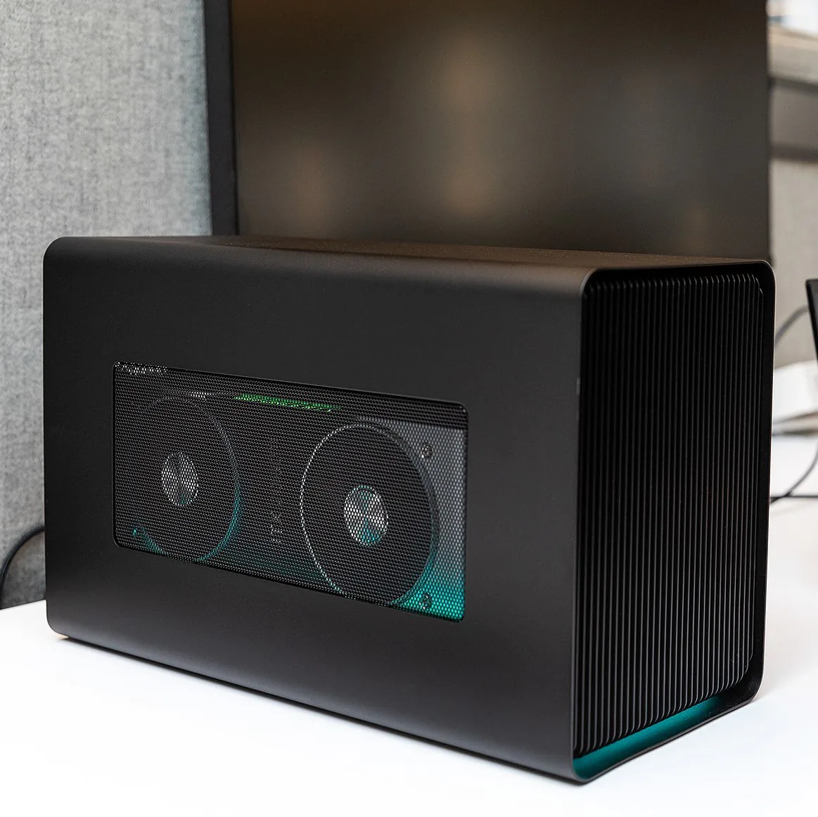 Đánh giá eGPU Razer Core X Chroma: đầy màu sắc, nhiều cổng kết nối, vẻ ngoài sang trọng