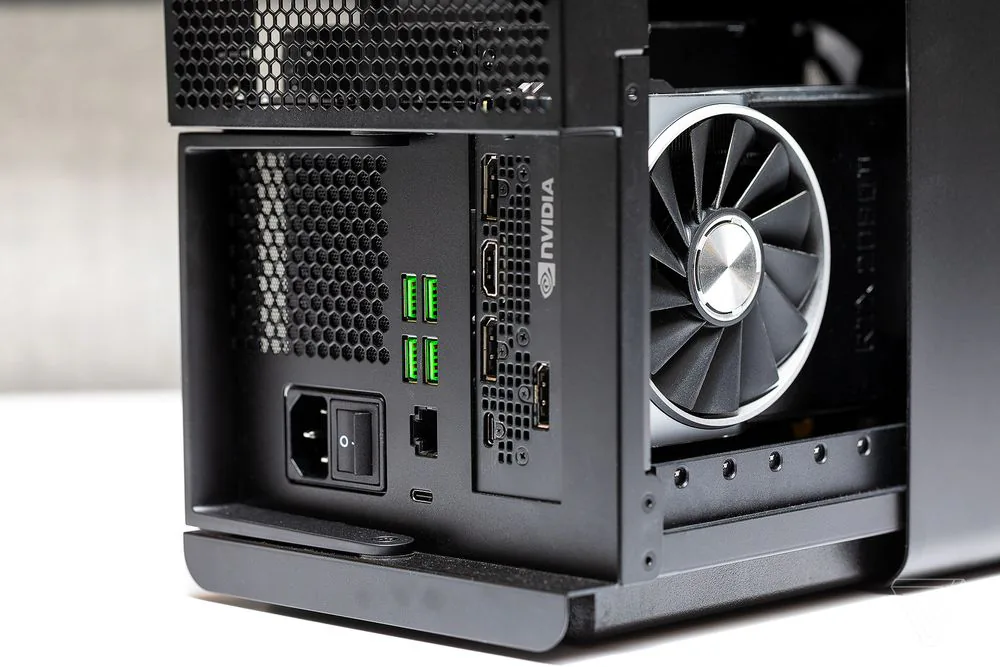 Đánh giá eGPU Razer Core X Chroma: đầy màu sắc, nhiều cổng kết nối, vẻ ngoài sang trọng