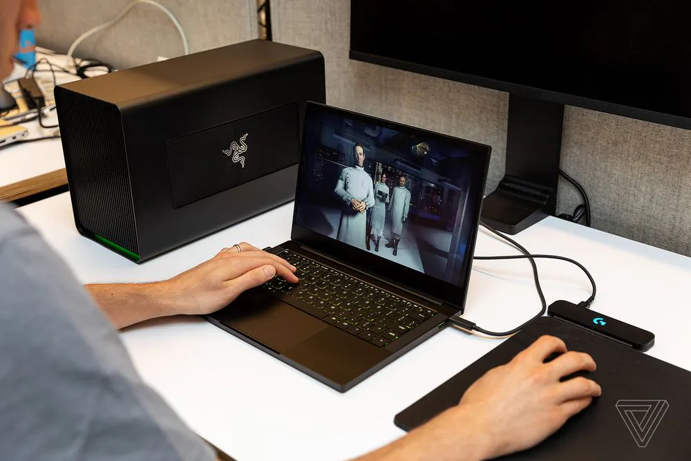Đánh giá eGPU Razer Core X Chroma: đầy màu sắc, nhiều cổng kết nối, vẻ ngoài sang trọng