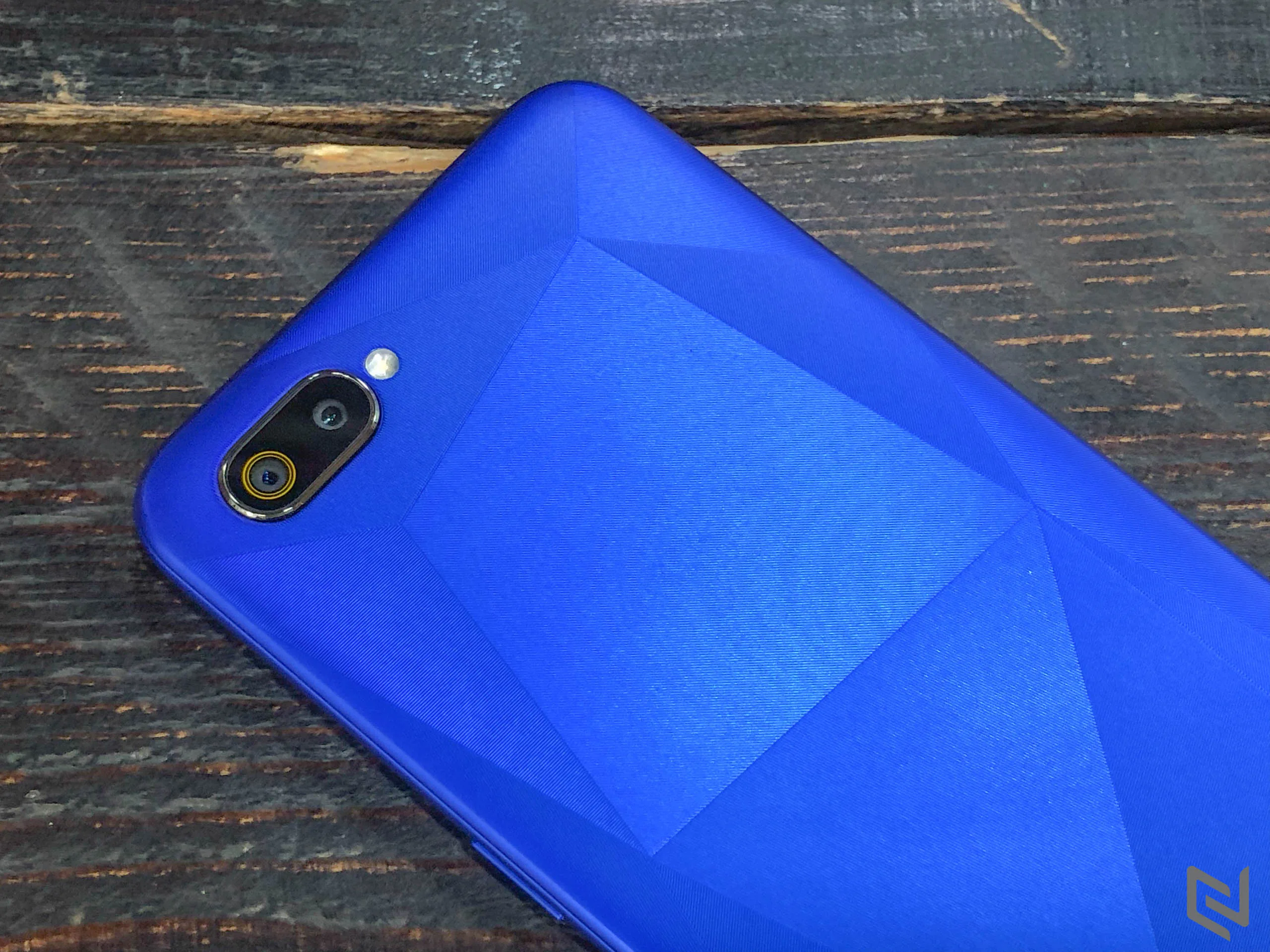 Trên tay Realme C2 tại Việt Nam, nổi bật với mặt lưng họa tiết kim cương, màn hình giọt nước