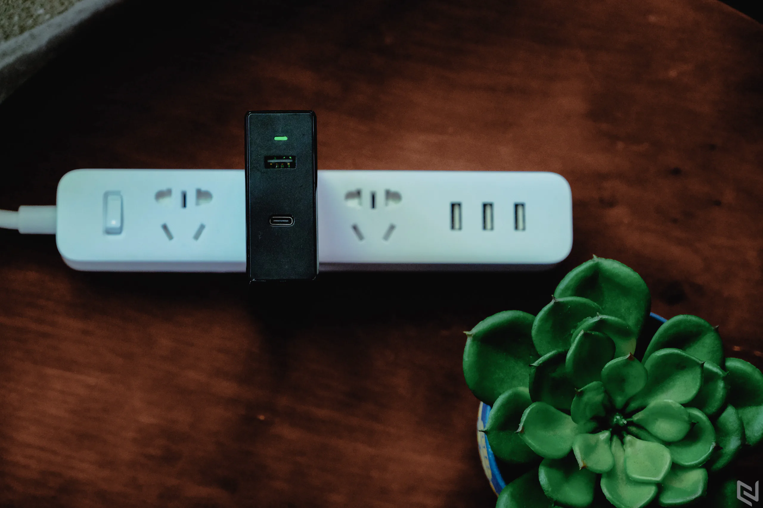 Trên tay nguồn sạc Tronsmart 2 cổng 57W, có USB-C Power Delivery 3.0 hỗ trợ tối đa 45W, cổng USB-A 12W