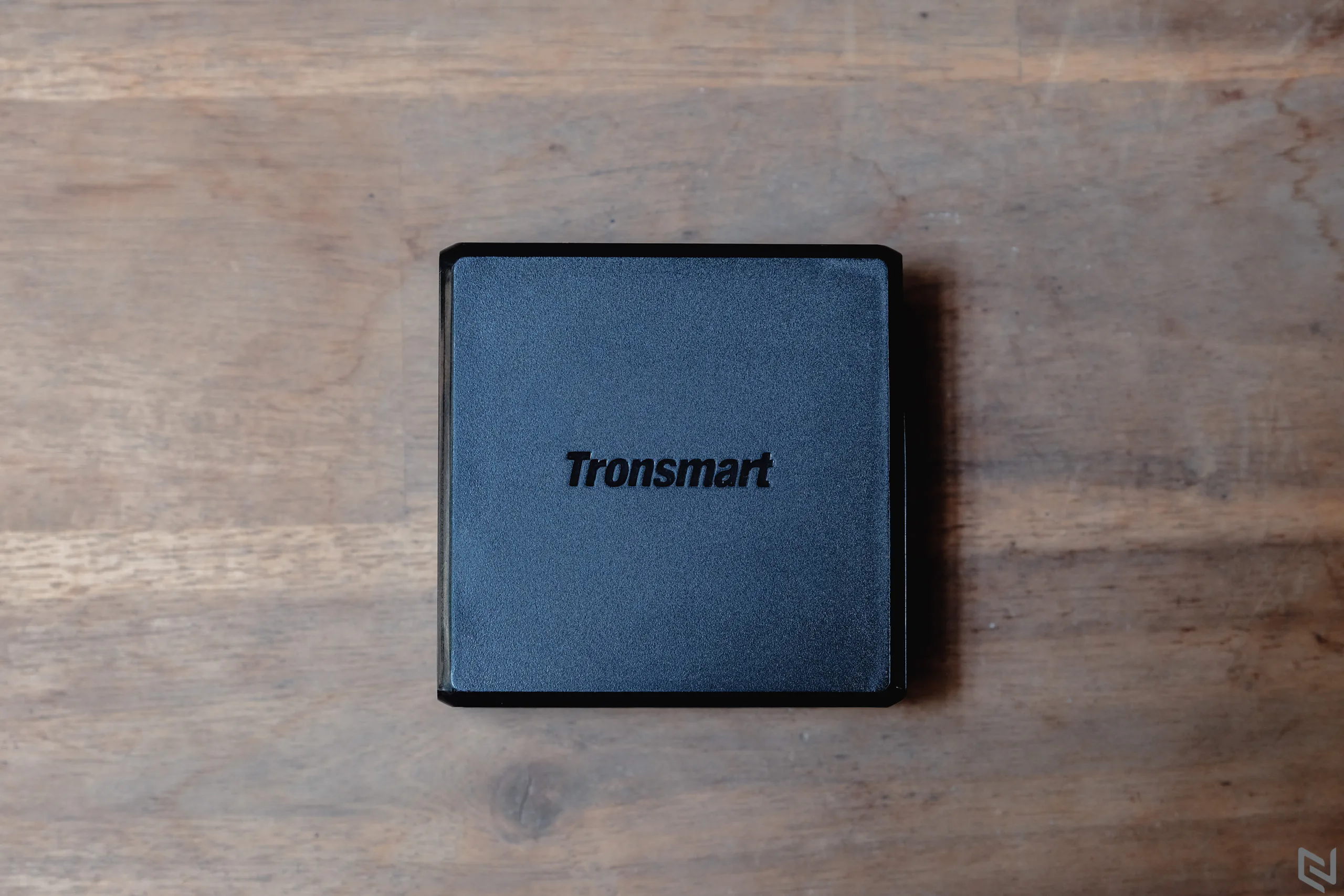 Trên tay nguồn sạc Tronsmart 2 cổng 57W, có USB-C Power Delivery 3.0 hỗ trợ tối đa 45W, cổng USB-A 12W