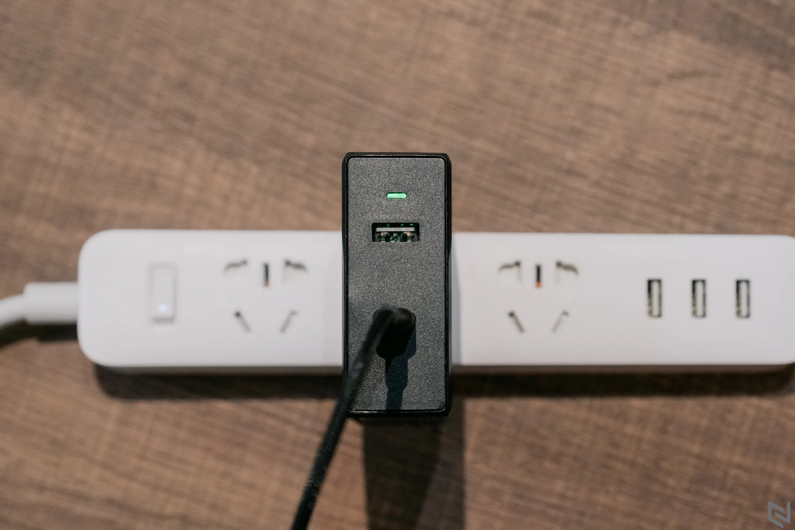 Trên tay nguồn sạc Tronsmart 2 cổng 57W, có USB-C Power Delivery 3.0 hỗ trợ tối đa 45W, cổng USB-A 12W