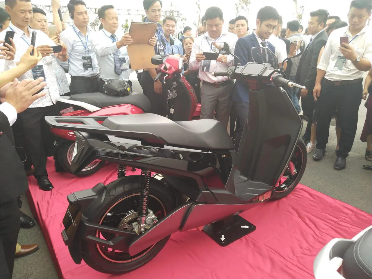 Lộ diện xe máy điện VinFast V9 với thiết kế mạnh mẽ, nam tính và hiện đại hơn Klara