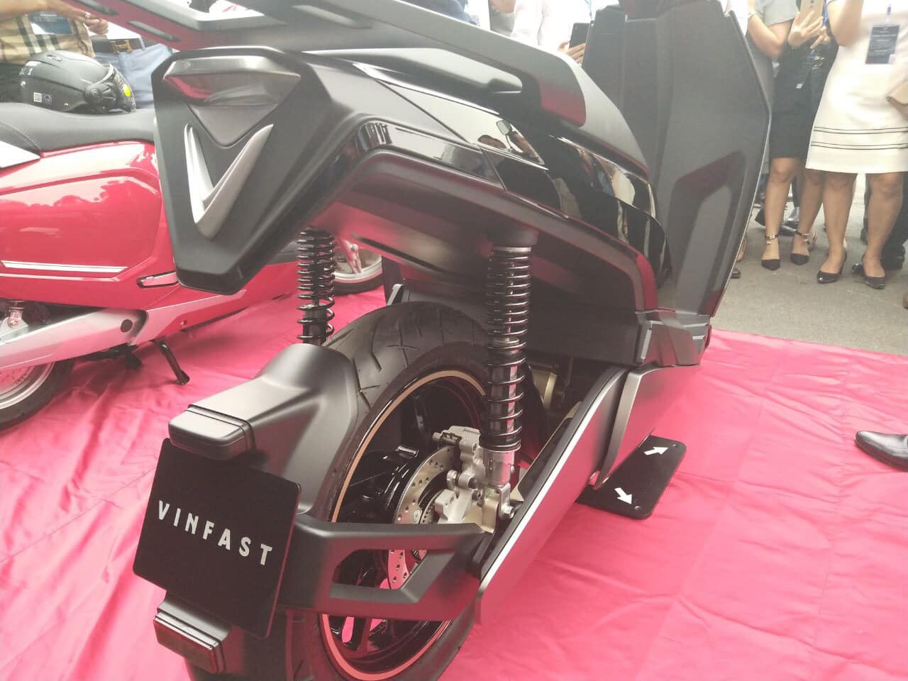 Lộ diện xe máy điện VinFast V9 với thiết kế mạnh mẽ, nam tính và hiện đại hơn Klara