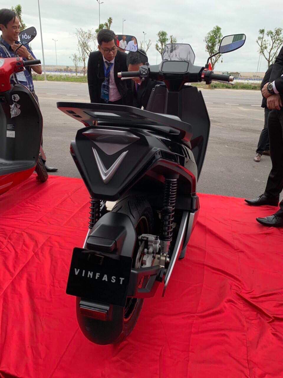 Lộ diện xe máy điện VinFast V9 với thiết kế mạnh mẽ, nam tính và hiện đại hơn Klara