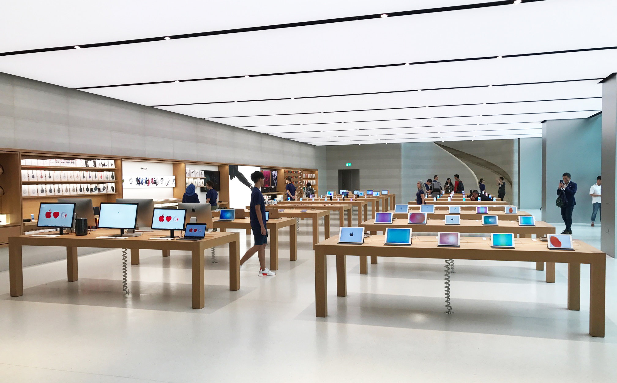 Apple Store tại sân bây Changi, rộng đường cho iPhone xách tay