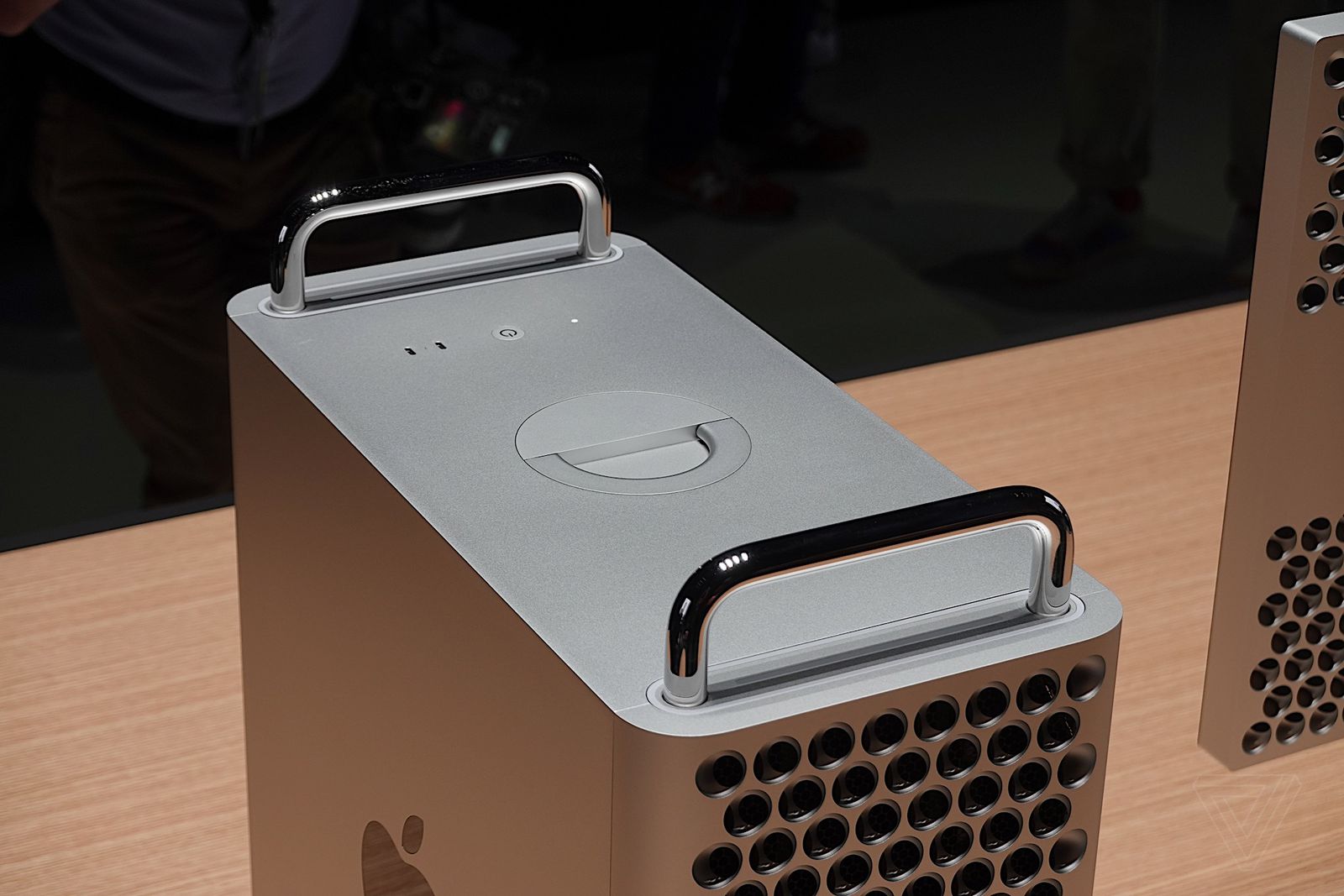 Những hình ảnh thực tế đầu tiên về chiếc "thùng rác" Mac Pro mới