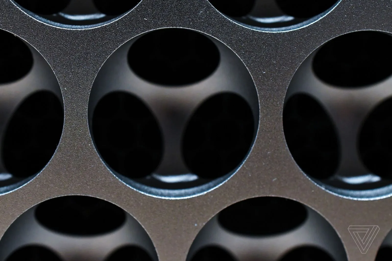 Những hình ảnh thực tế đầu tiên về chiếc "thùng rác" Mac Pro mới
