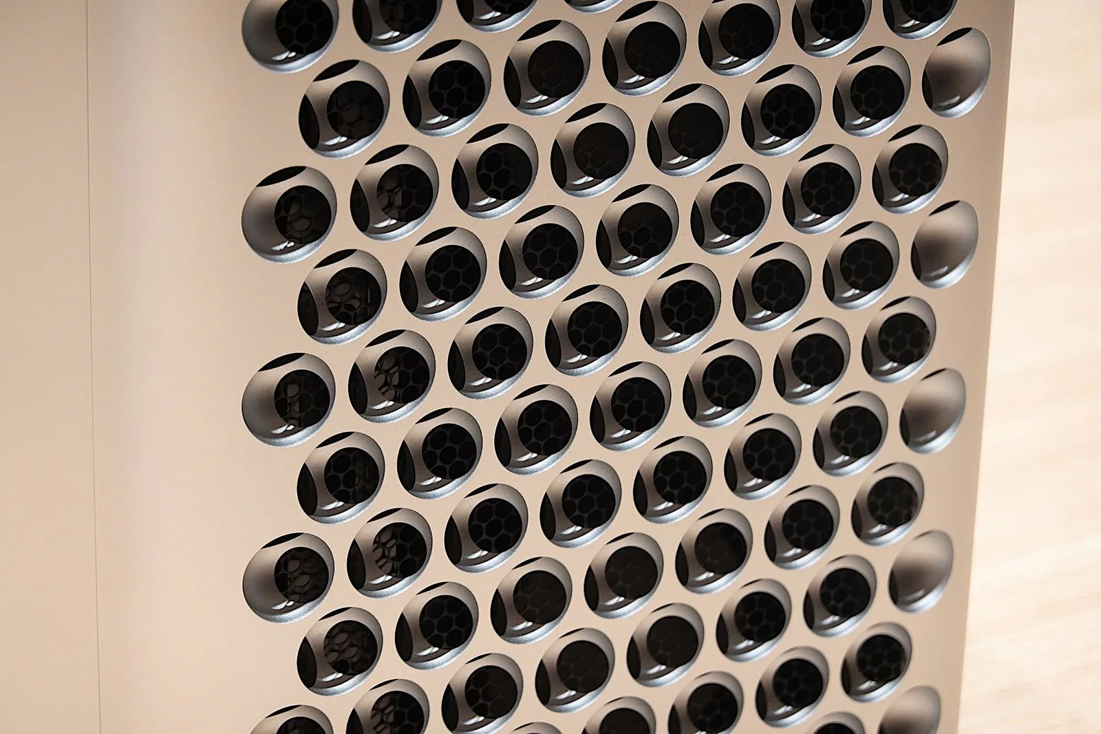 Những hình ảnh thực tế đầu tiên về chiếc "thùng rác" Mac Pro mới