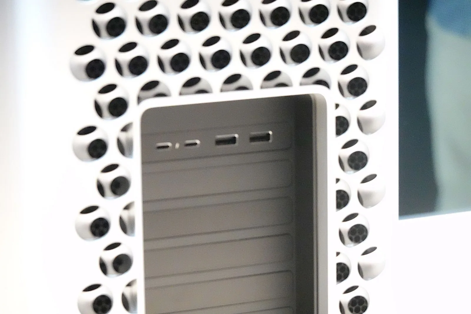 Những hình ảnh thực tế đầu tiên về chiếc "thùng rác" Mac Pro mới