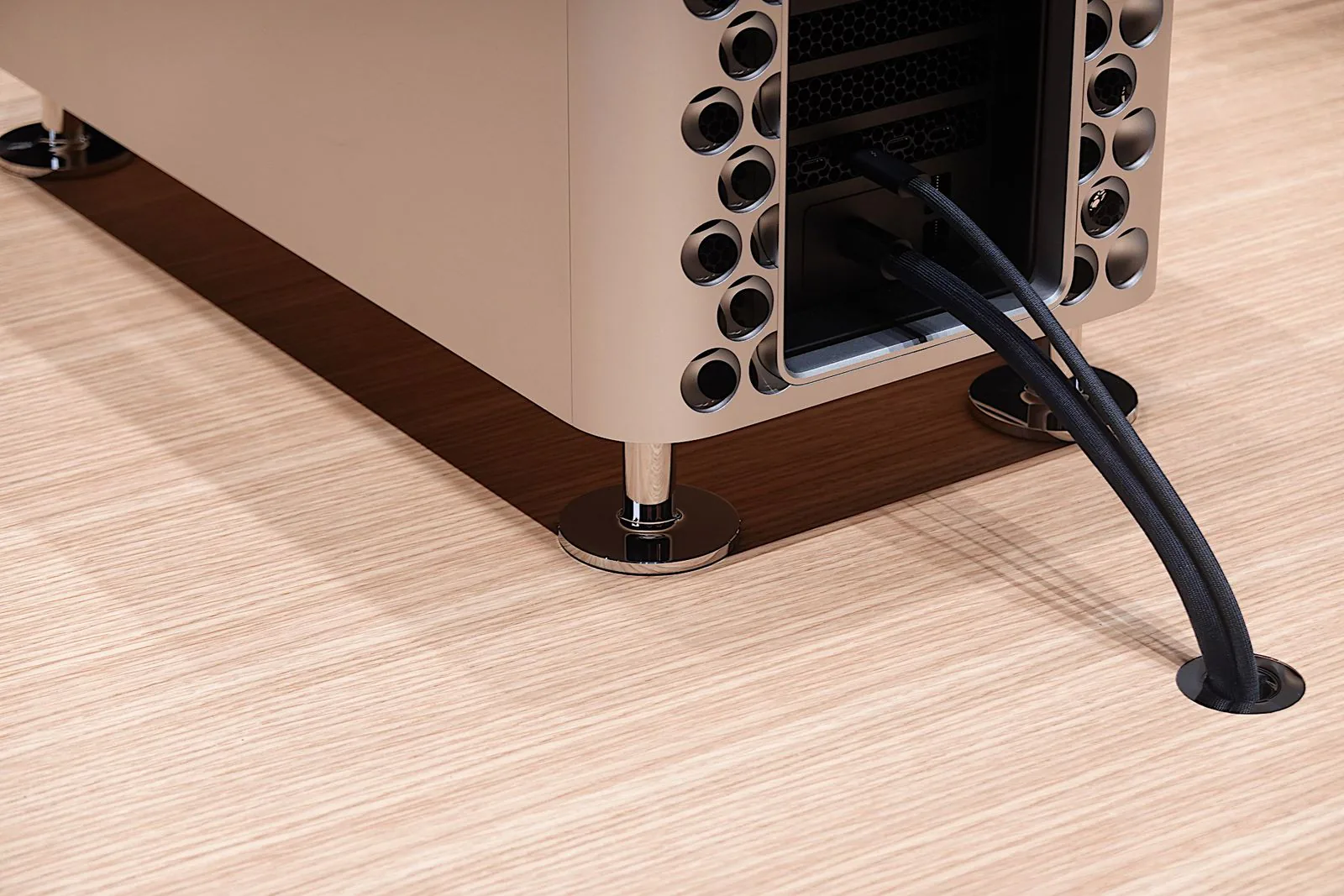 Những hình ảnh thực tế đầu tiên về chiếc "thùng rác" Mac Pro mới