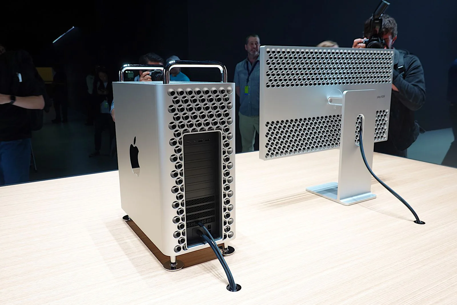 Những hình ảnh thực tế đầu tiên về chiếc "thùng rác" Mac Pro mới
