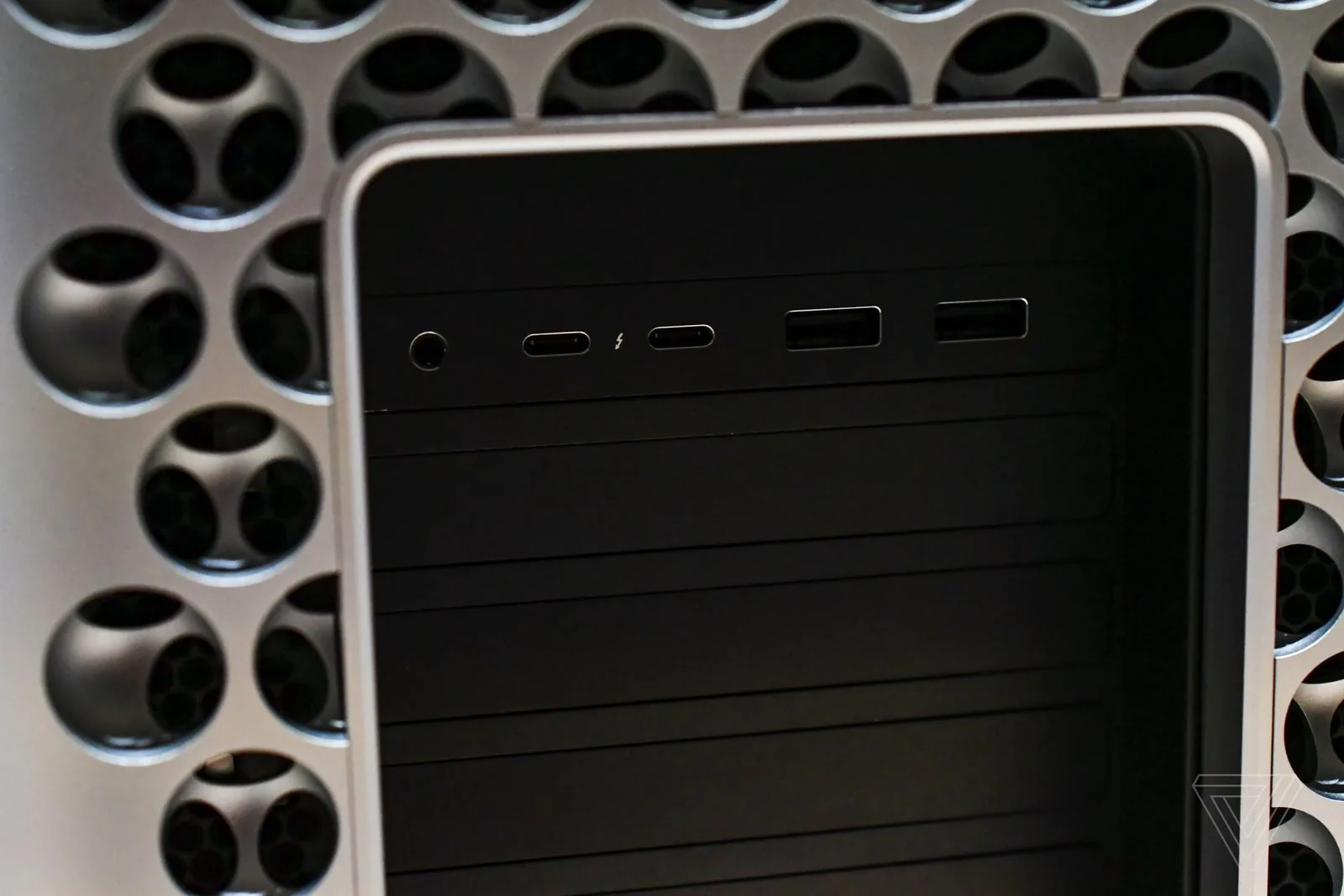Những hình ảnh thực tế đầu tiên về chiếc "thùng rác" Mac Pro mới
