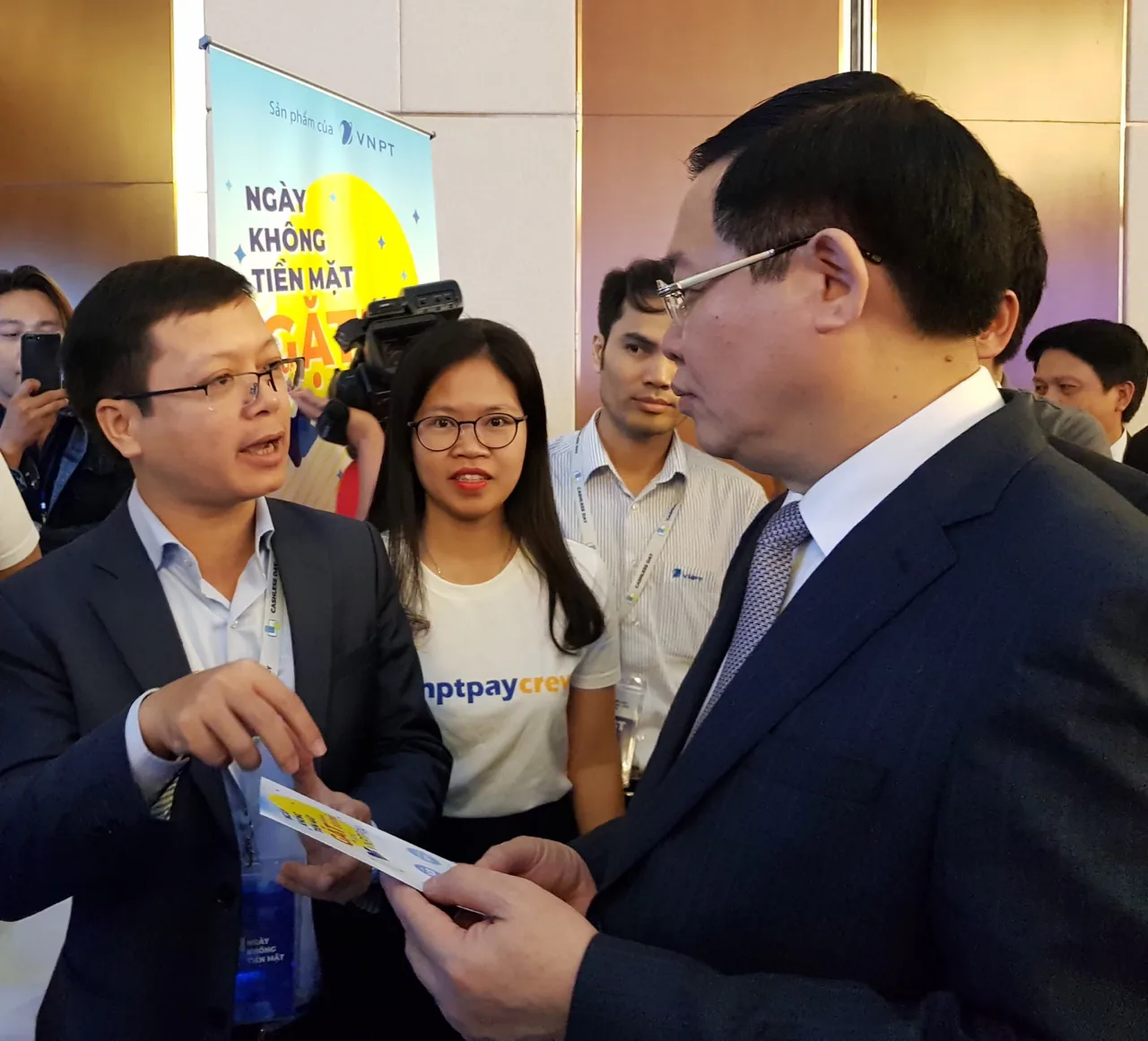 Dễ dàng khi thanh toán “không tiền mặt” với VNPT Pay