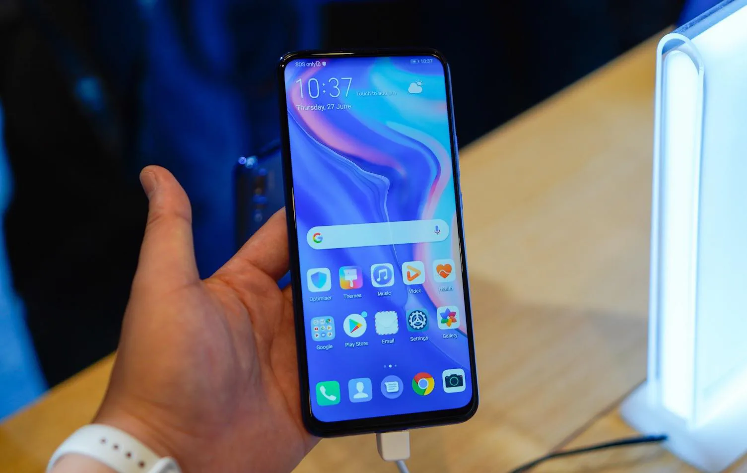 Tuần này có gì: Jony Ive rời Apple, OPPO Reno 10x zoom mở bán, các công ty Mỹ được phép bán linh kiện cho Huawei