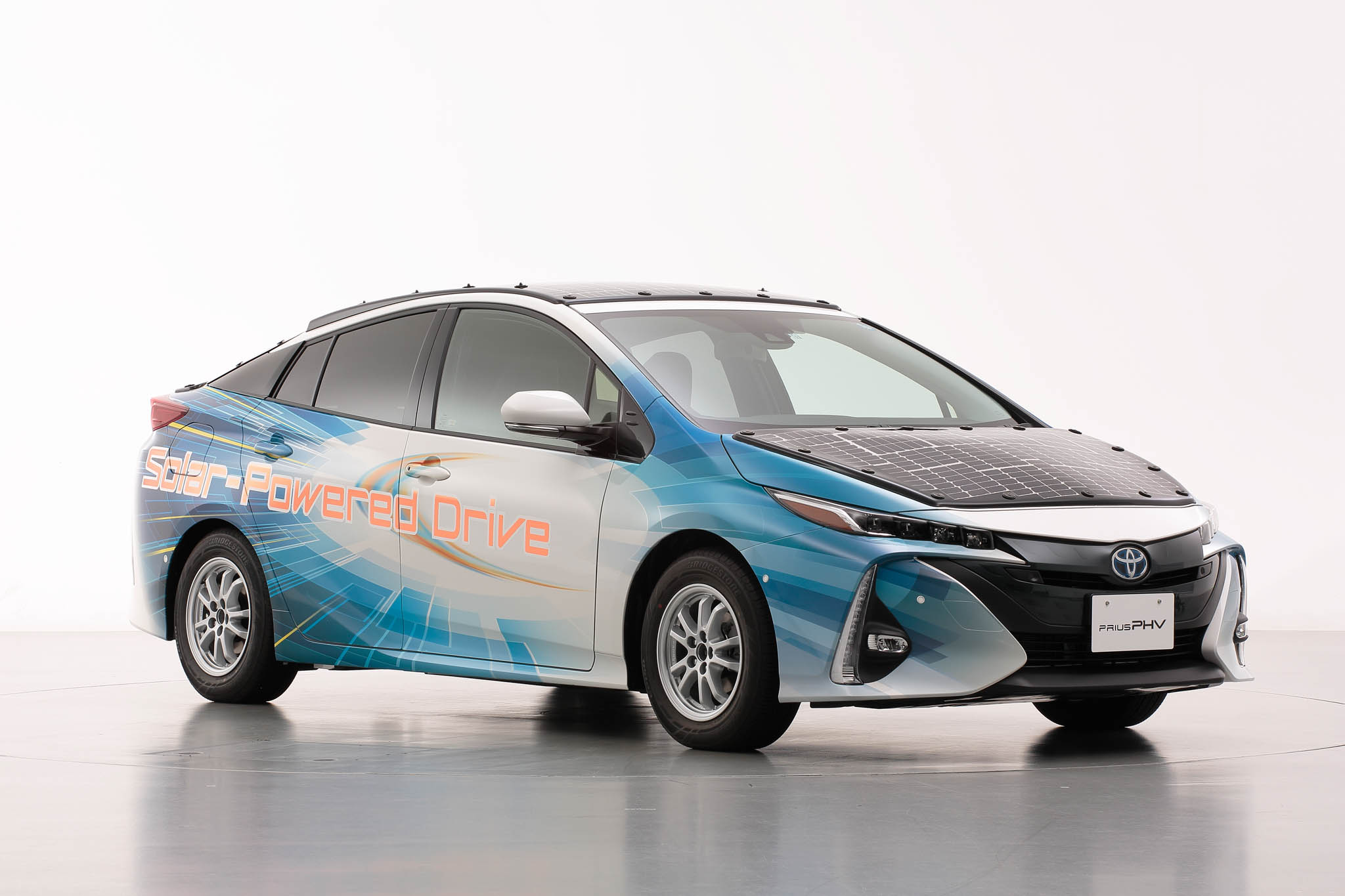 Toyota thử nghiệm hệ thống pin mặt trời mới trên dòng xe điện