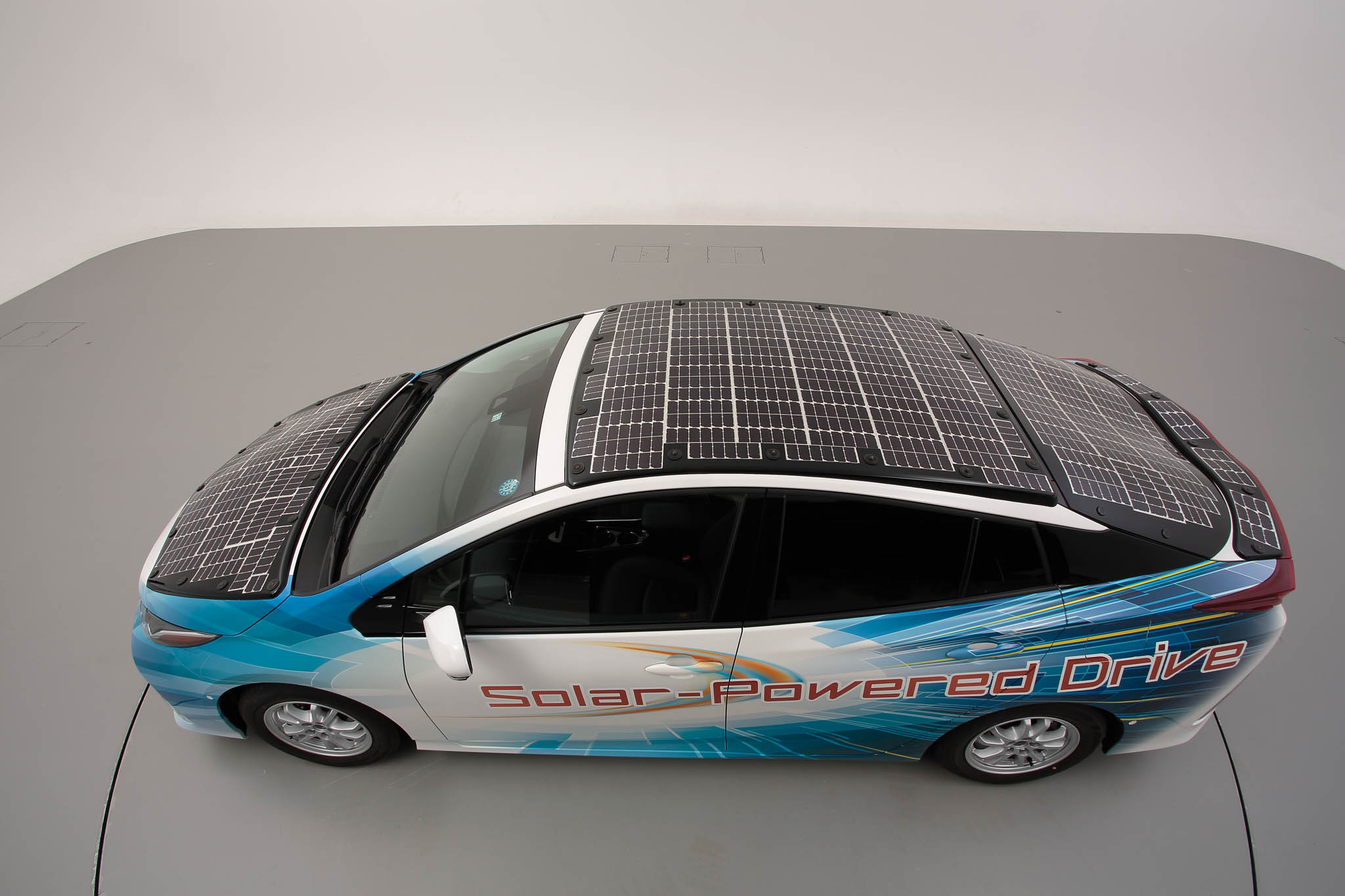 Toyota thử nghiệm hệ thống pin mặt trời mới trên dòng xe điện