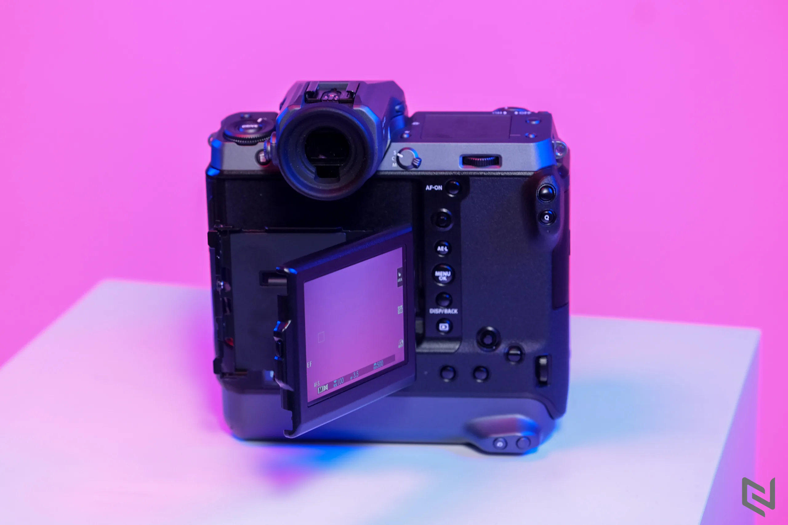 Ra mắt máy ảnh Fujifilm GFX100 tại Việt Nam: siêu phẩm Mirrorless cảm biến Medium Format 102MP, giá 255 triệu