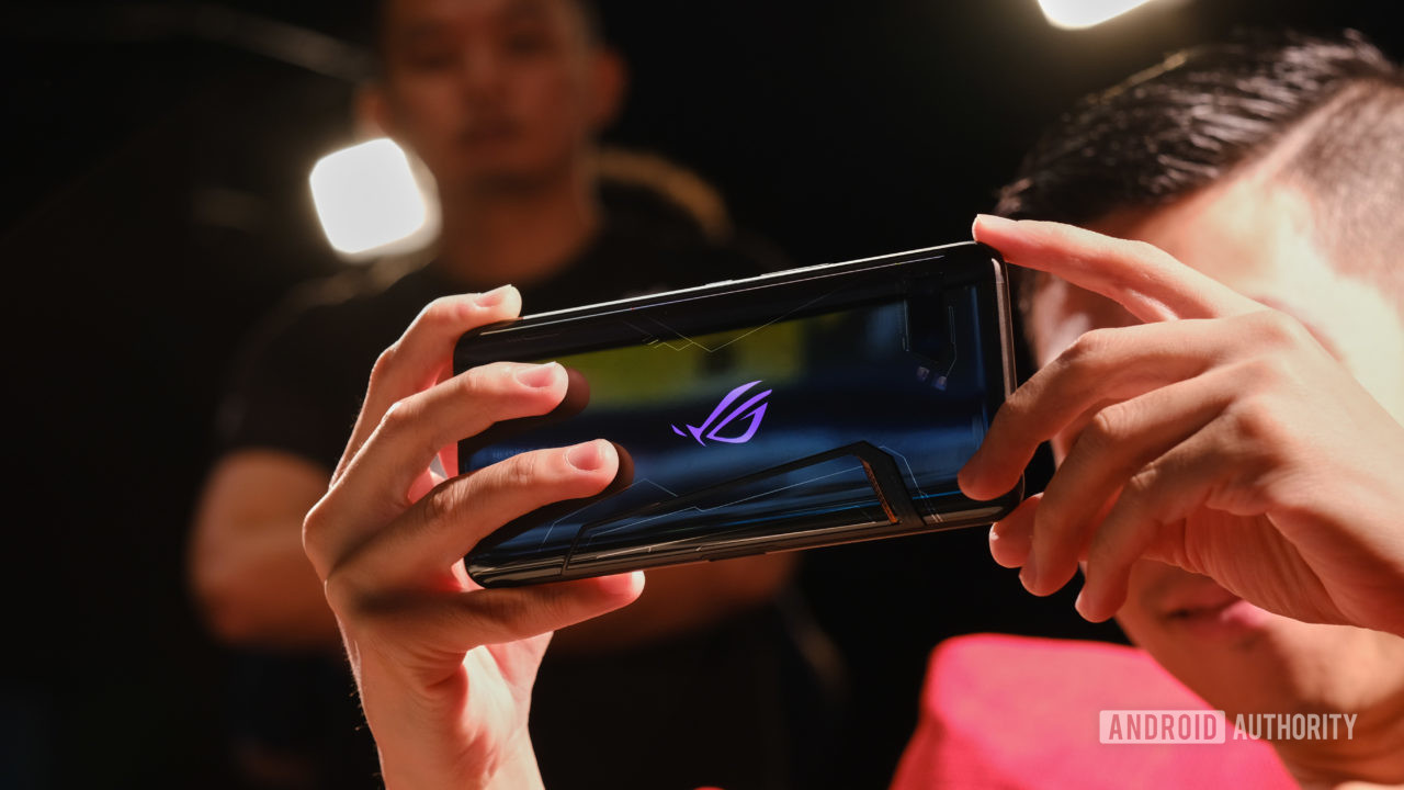 Trên tay ASUS ROG Phone 2: Trùm cuối smartphone chơi game xuất hiện, nhiều nâng cấp đáng giá so với phiên bản đầu