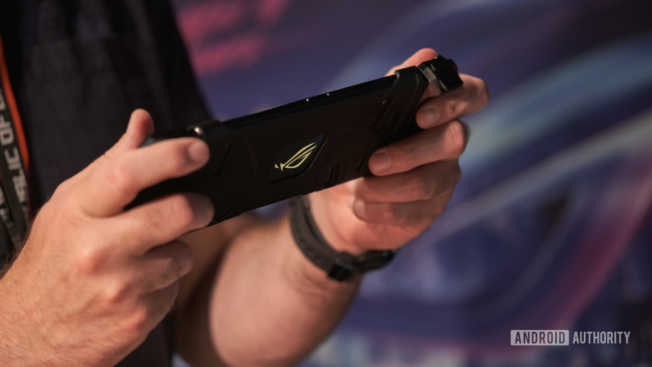 Trên tay ASUS ROG Phone 2: Trùm cuối smartphone chơi game xuất hiện, nhiều nâng cấp đáng giá so với phiên bản đầu