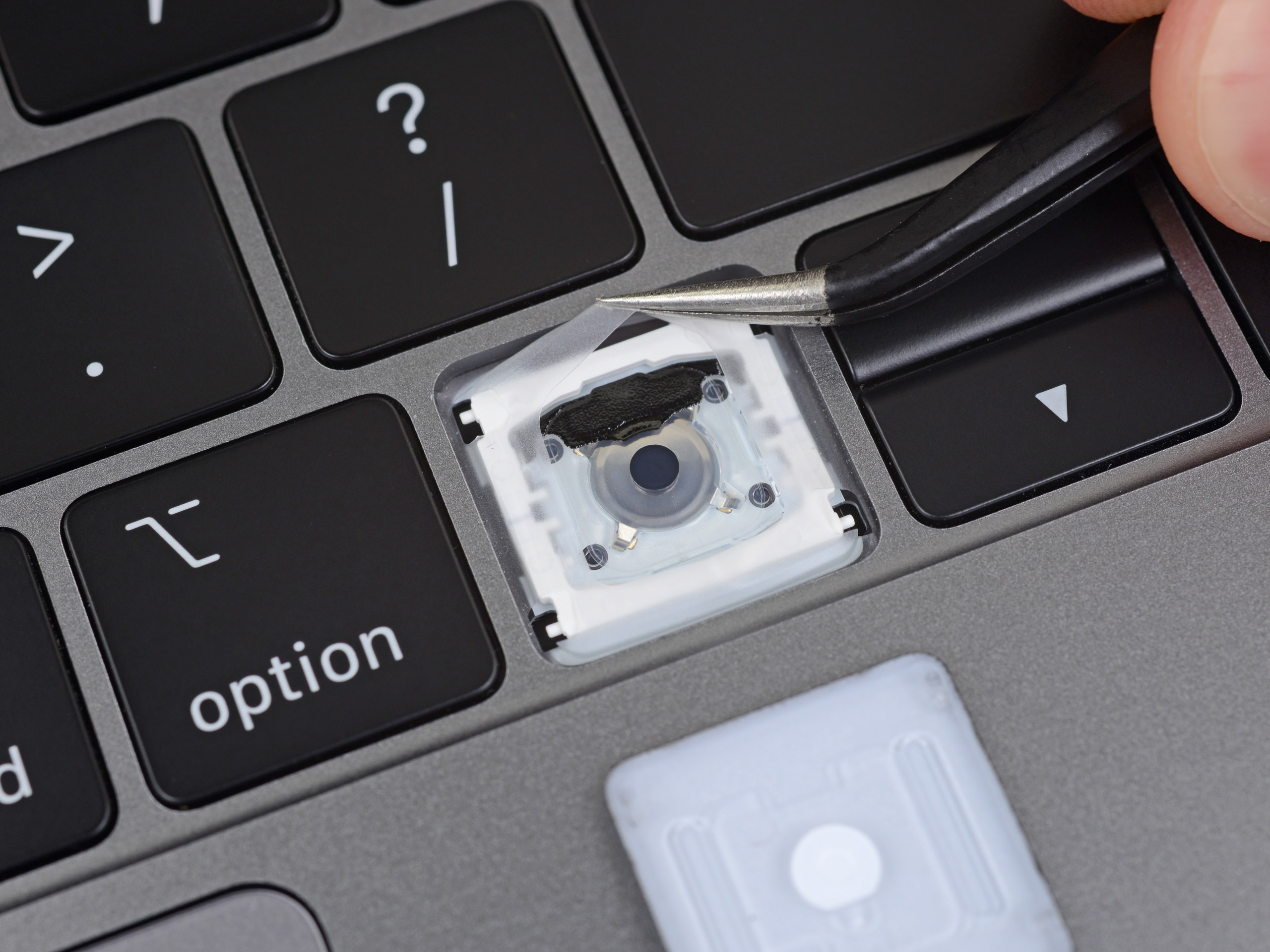 Tháo rời MacBook Pro 13-inch 2019 cùng iFixit, pin lớn hơn với thay đổi vật liệu bàn phím
