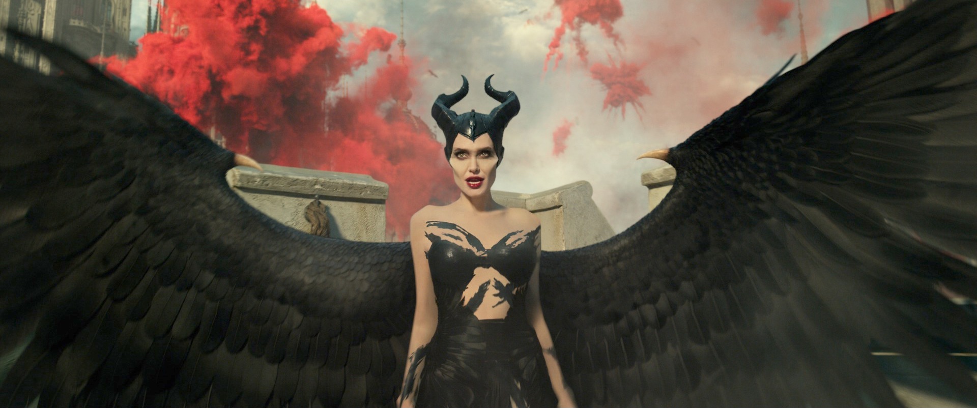 Angelina Jolie sẽ trở lại với cơn thịnh nộ khủng khiếp hơn trong trailer Maleficent: Mistress of All Evil 