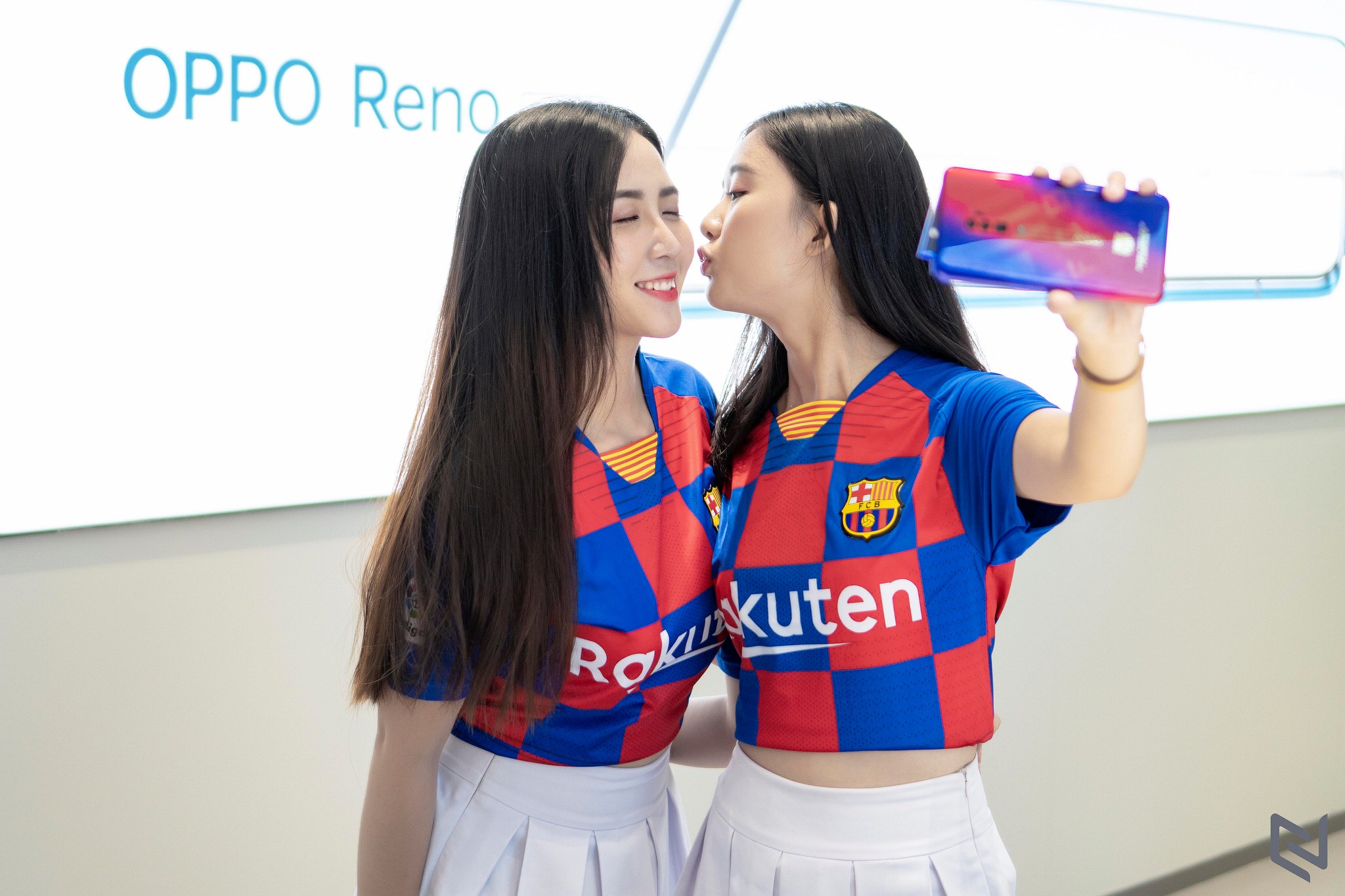 Oppo Reno 10x Zoom phiên bản đặc biệt Barcelona chính thức lên kệ giá 24.99 triệu đồng