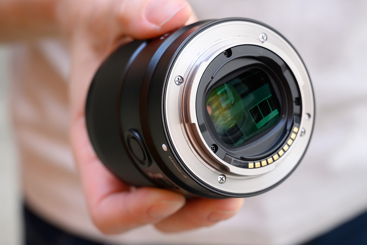 Sony ra mắt ống kính FE 35mm f/1.8 cho mirrorless full-frame, giá 750 USD