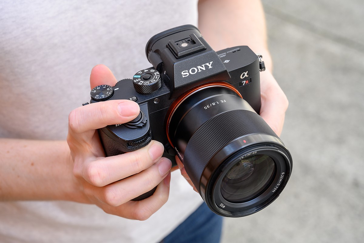 Sony ra mắt ống kính FE 35mm f/1.8 cho mirrorless full-frame, giá 750 USD