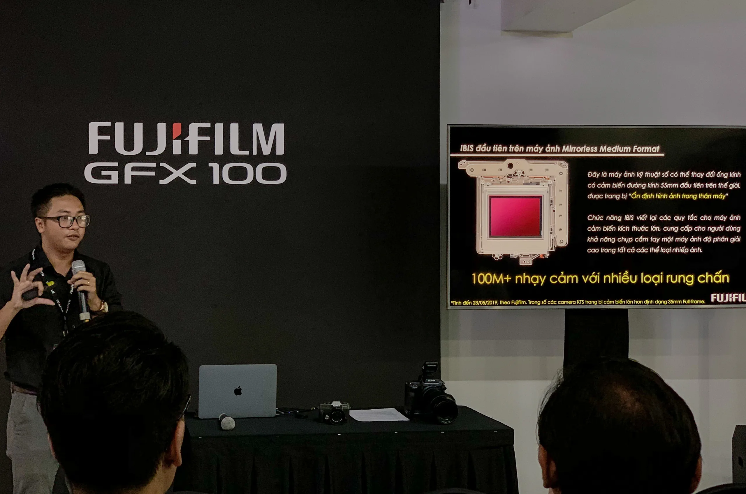 Ra mắt máy ảnh Fujifilm GFX100 tại Việt Nam: siêu phẩm Mirrorless cảm biến Medium Format 102MP, giá 255 triệu
