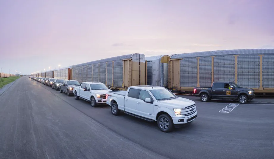 Ford trình diễn sức mạnh xe bán tải F-150 chạy hoàn toàn bằng điện kéo tàu nặng 500 tấn.