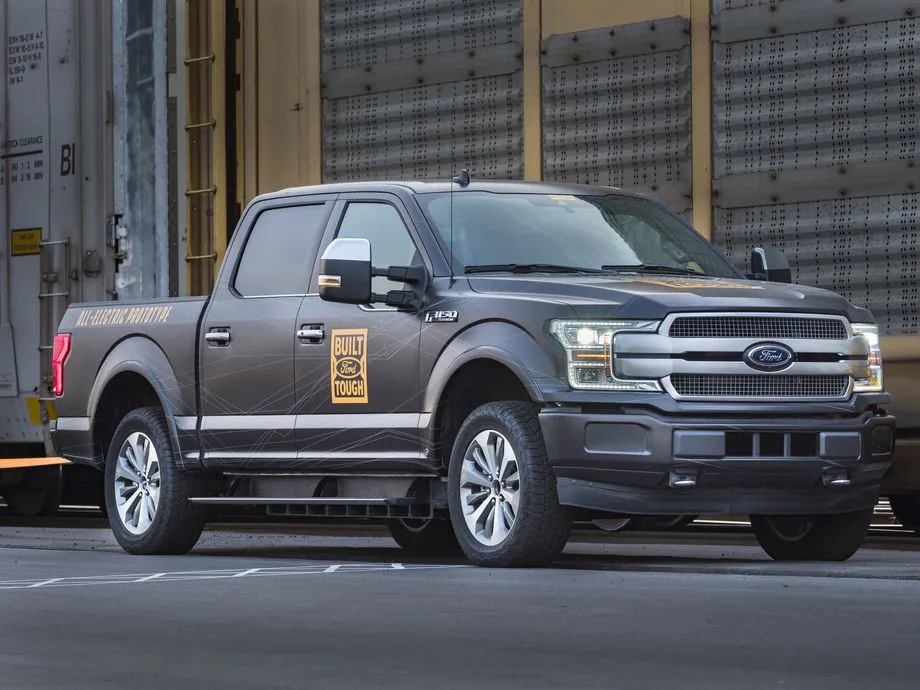 Ford trình diễn sức mạnh xe bán tải F-150 chạy hoàn toàn bằng điện kéo tàu nặng 500 tấn.