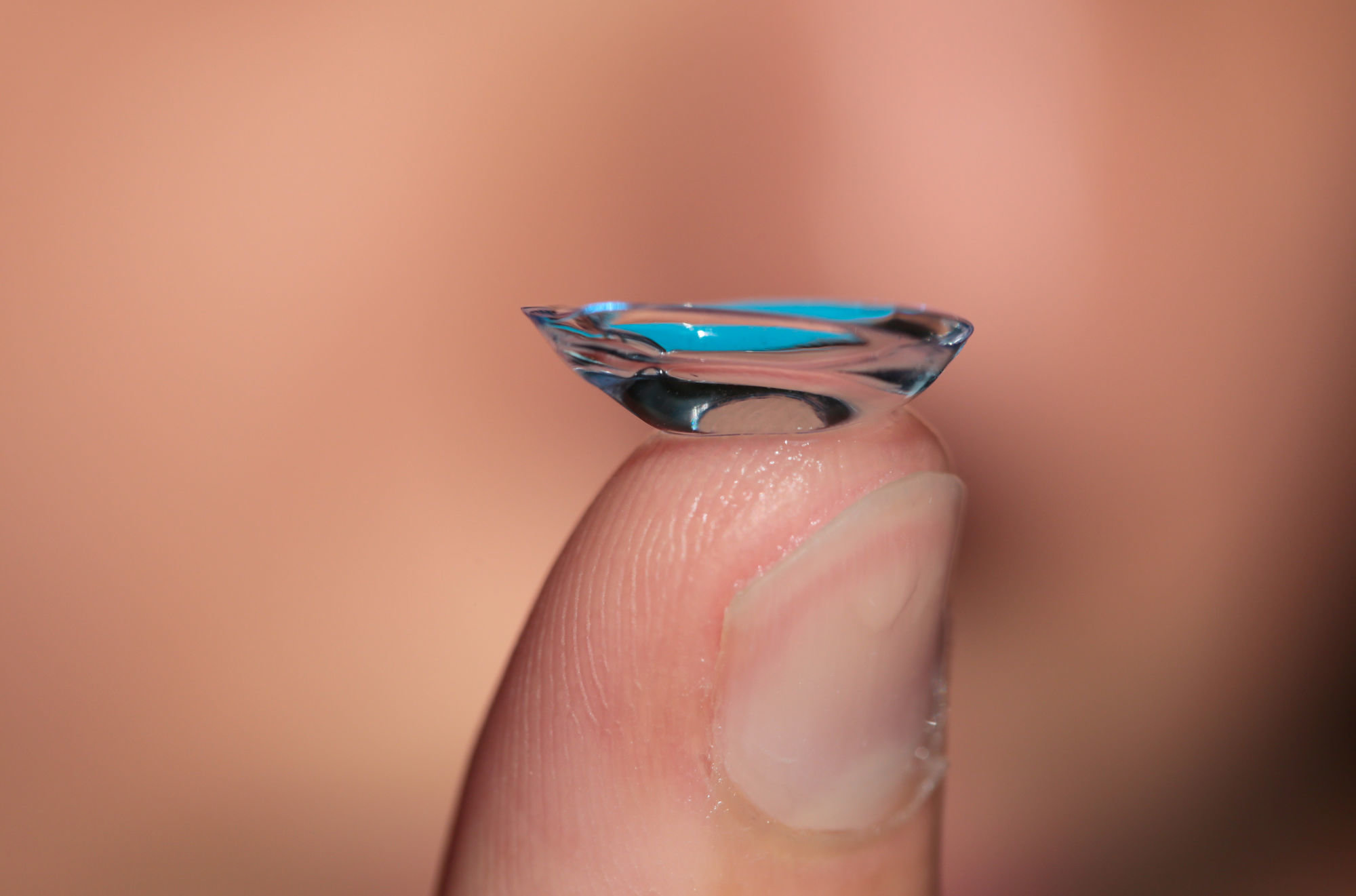 Các nhà khoa học đã tạo ra được một chiếc kính áp tròng có thể phóng to hình ảnh theo lệnh