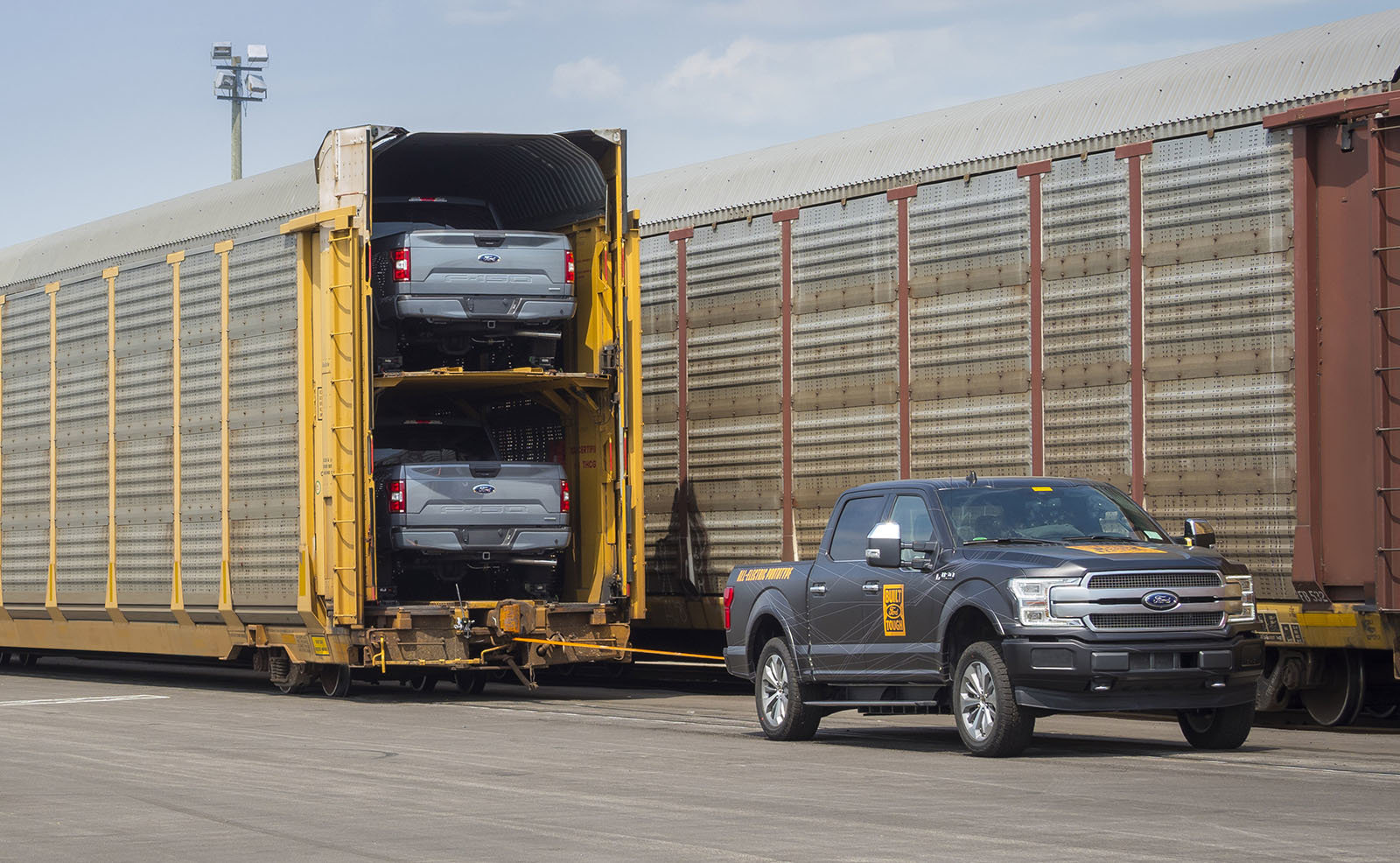 Ford trình diễn sức mạnh xe bán tải F-150 chạy hoàn toàn bằng điện kéo tàu nặng 500 tấn.