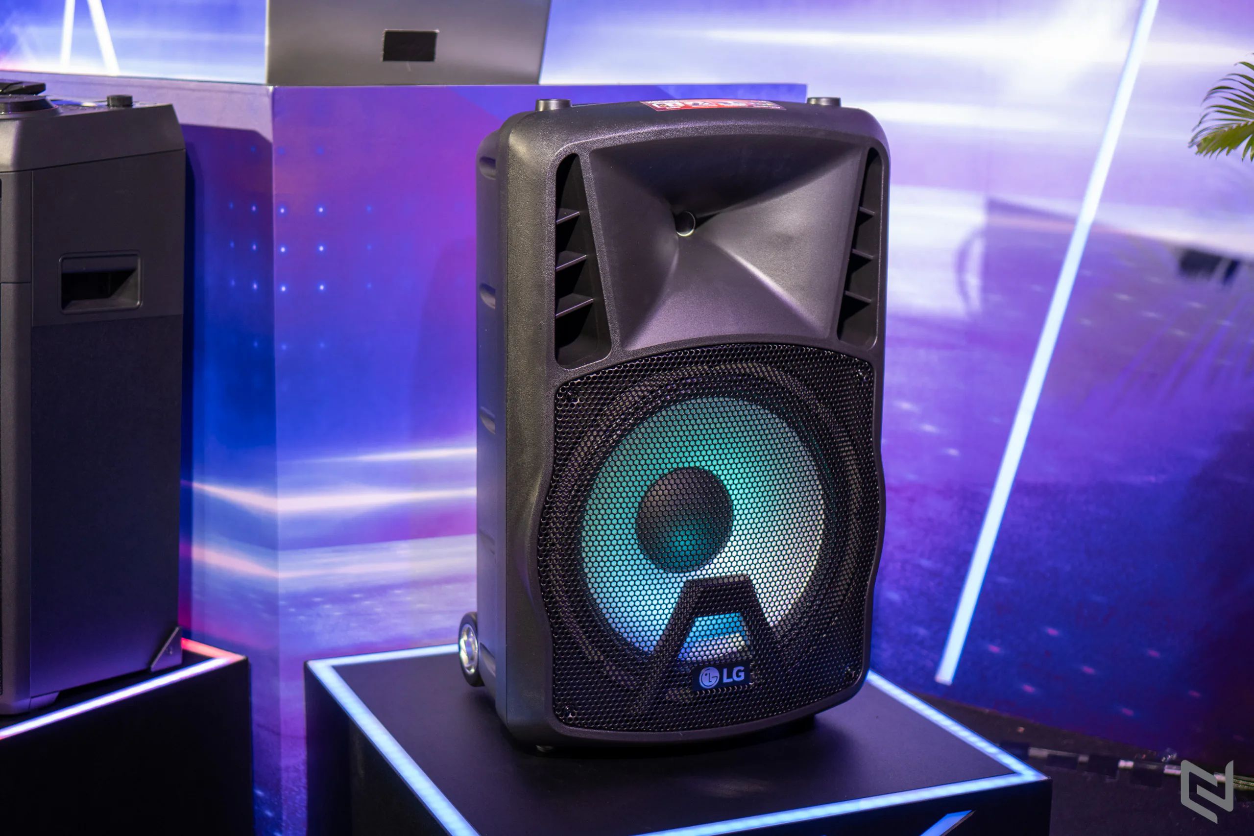 LG ra mắt dòng loa XBOOM đa tính năng tại Việt Nam, kết nối không dây, âm thanh cao cấp, mix nhạc như DJ