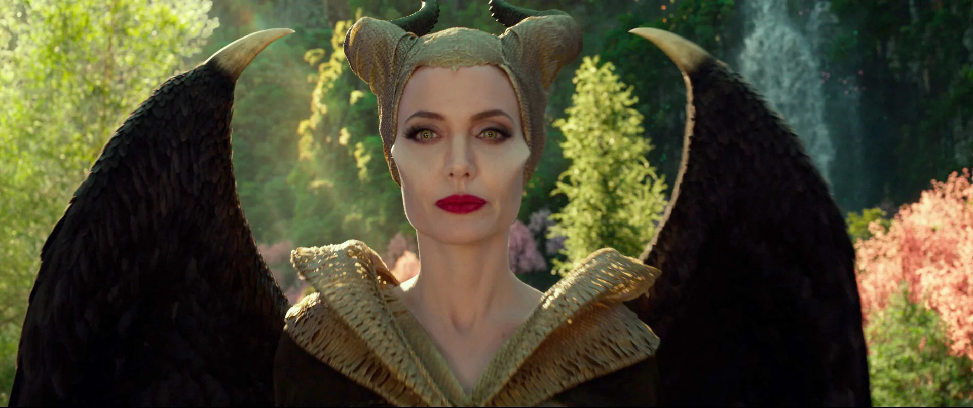 Angelina Jolie sẽ trở lại với cơn thịnh nộ khủng khiếp hơn trong trailer Maleficent: Mistress of All Evil 