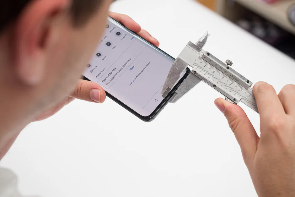 Phần "cằm" smartphone đã rất mỏng rồi, người dùng đã đến lúc nên dừng đòi hỏi nó mỏng hơn nữa