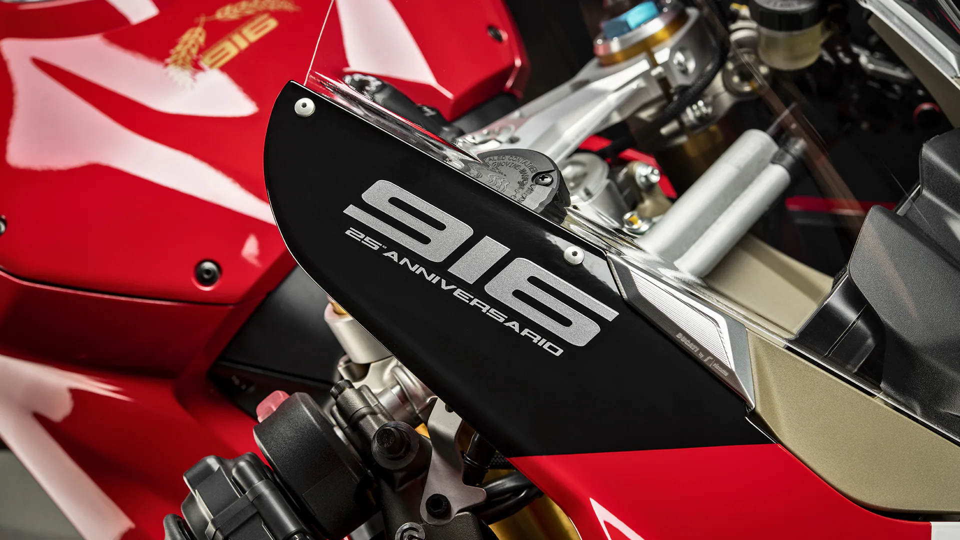 Siêu phẩm Panigale V4 kỷ niệm 25 năm của Ducati chính thức ra mắt, giá hơn 47,000 USD và chỉ bán 500 chiếc